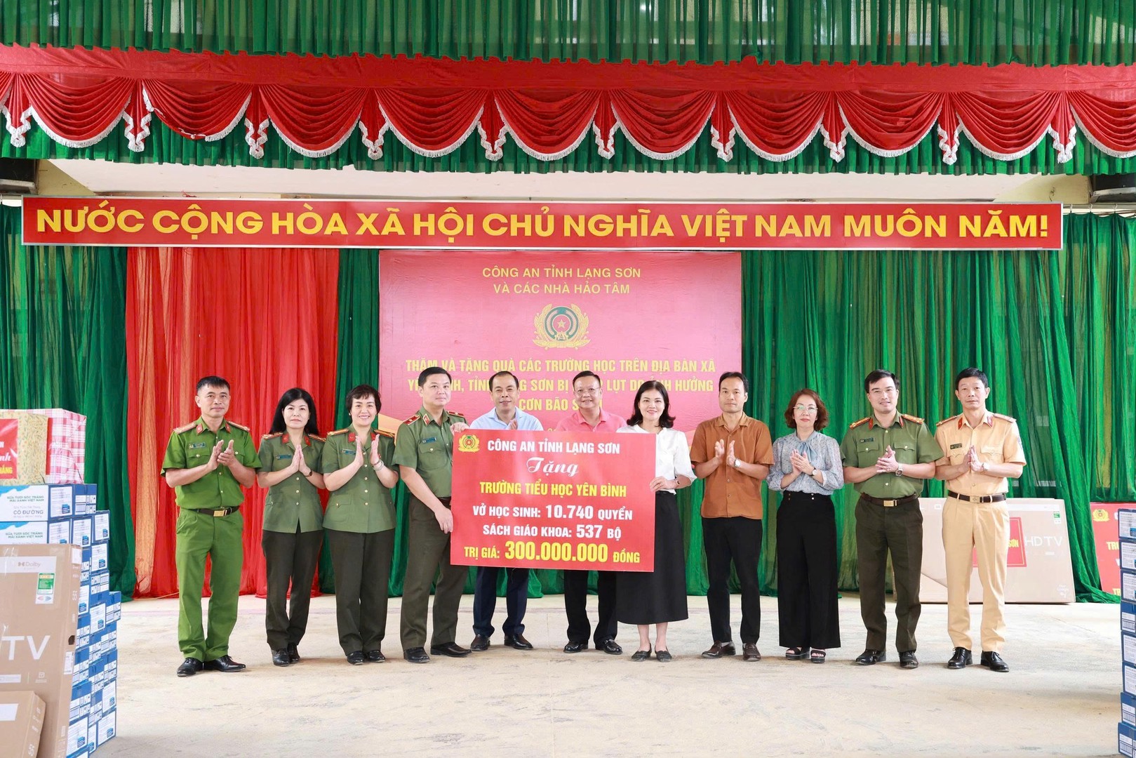 Ảnh 6. Công an tỉnh Lạng Sơn trao quà hỗ trợ cho Trường Tiểu học Yên Bình..jpg