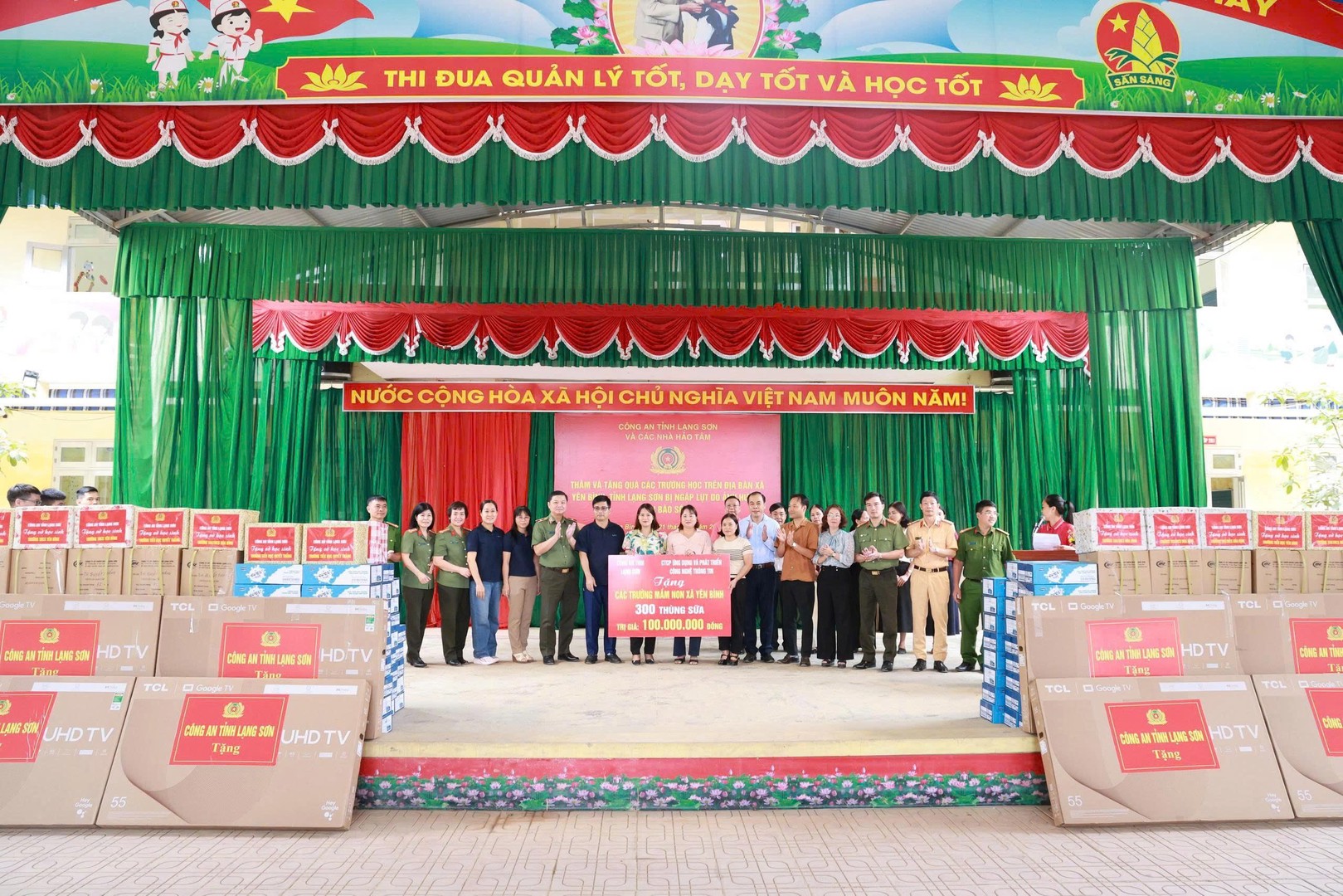 Ảnh 10. Công an tỉnh Lạng Sơn và Công ty cổ phần ứng dụng và Phát triển công nghệ thông tin tặng 300 thùng sữa cho các trường mầm non xã Yên Bình..jpg