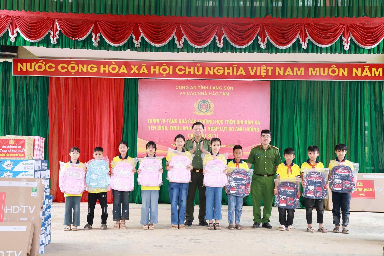 Ảnh 13. Đồng chí Giám đốc Công an tỉnh và Công an xã Vân Nham tặng quà cho các em học sinh Trường Trung học cơ sở Nhật Tiến, xã Vân Nham.jpg