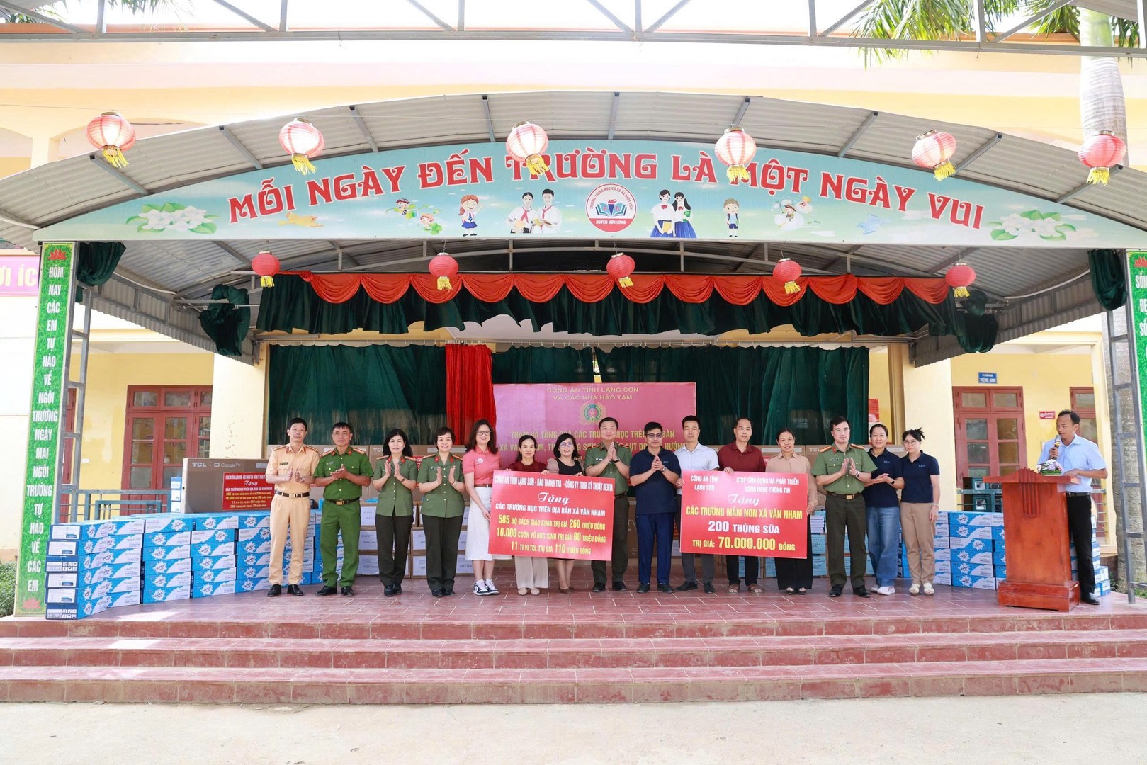 Ảnh 11. Công an tỉnh, Báo Thanh tra, Công ty TNHH Kỹ thuật Benta và Công ty cổ phần ứng dụng và phát triển công nghệ thông tin trao quà cho các trường học trên địa bàn xã Vân Nham.jpg