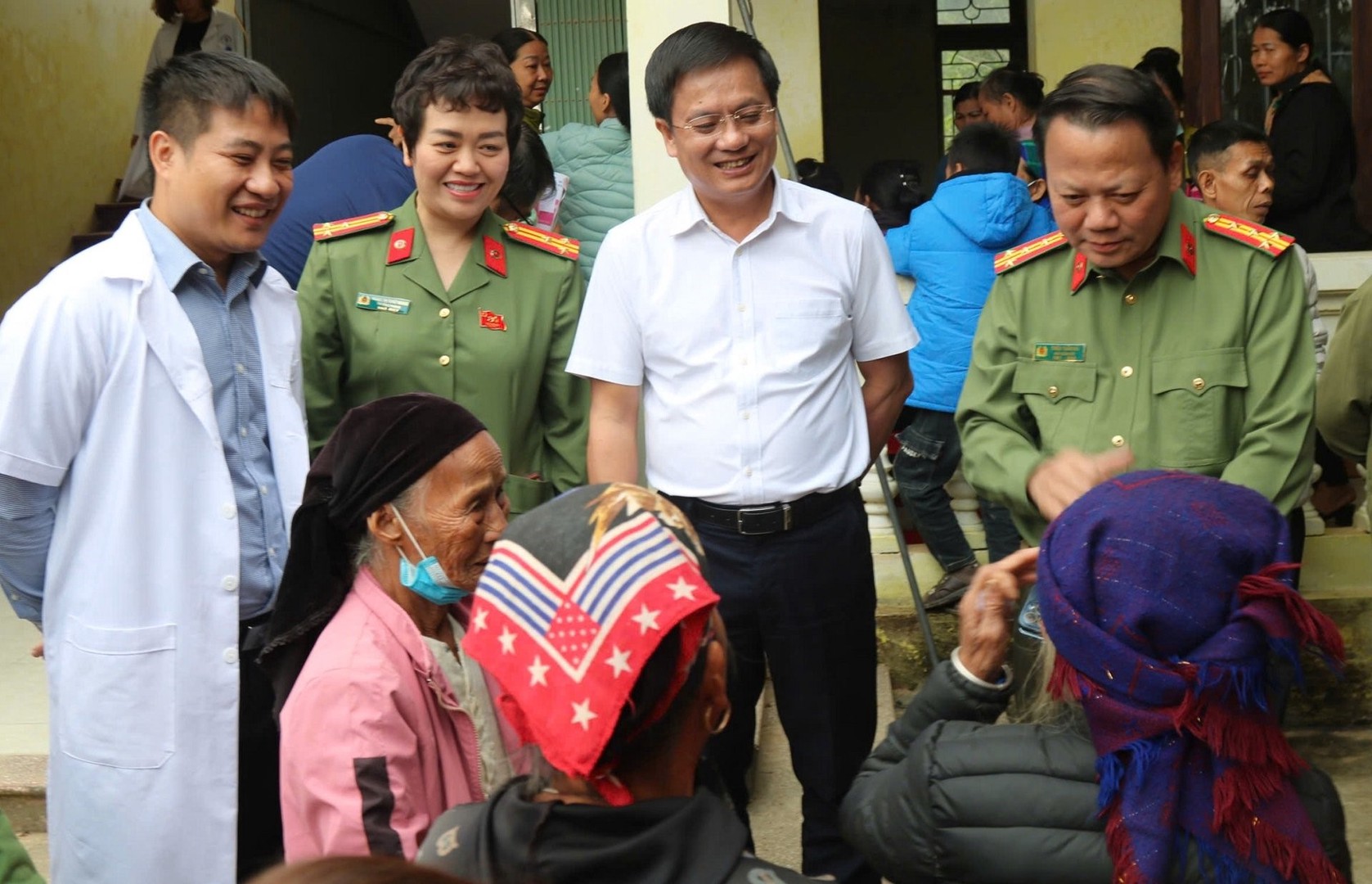 Ảnh 6. Đại tá Triệu Tuấn Hải, Phó Bí thư Đảng ủy, Phó Giám đốc Công an tỉnh cùng đoàn công tác thăm hỏi người dân đến thăm khám, chữa bệnh miễn phí.jpg