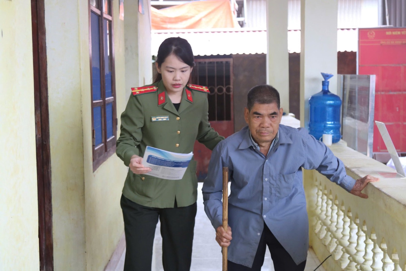 Ảnh 11. Người dân đến khám chữa bệnh miễn phí được các cán bộ chiến sĩ Công an tỉnh Lạng Sơn hướng dẫn, hỗ trợ tận tình.jpg