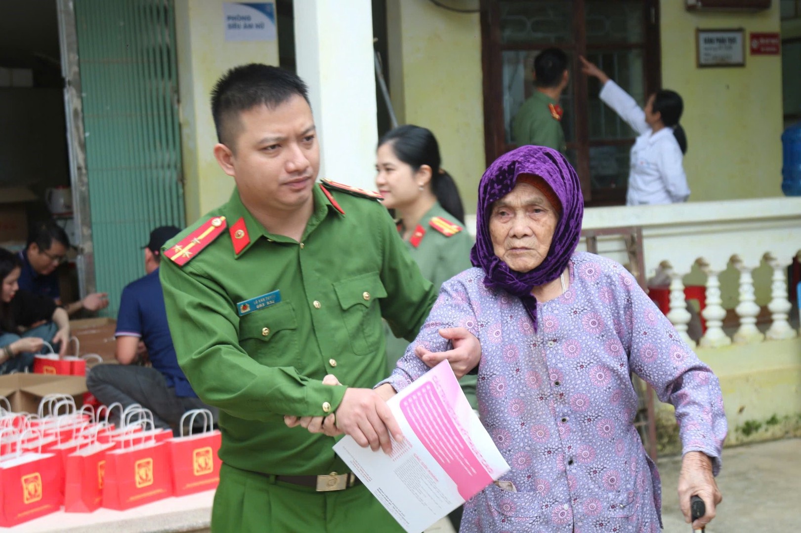 Ảnh 10. Người dân đến khám chữa bệnh miễn phí được các cán bộ chiến sĩ Công an tỉnh Lạng Sơn hướng dẫn, hỗ trợ tận tình.jpg