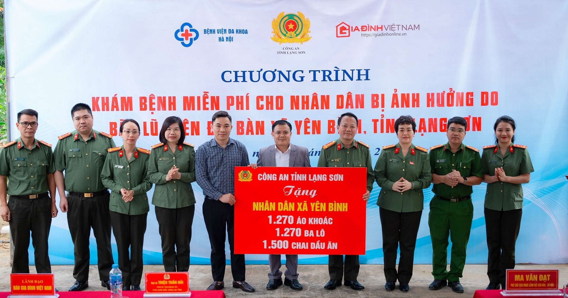 Ảnh 3. Công an tỉnh Lạng Sơn trao quà hỗ trợ cho chính quyền và người dân trên địa bàn xã Yên Bình.jpg