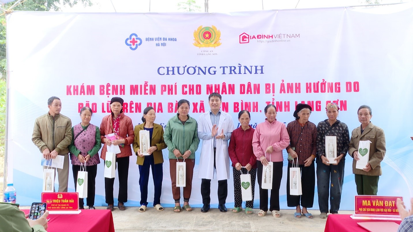 Ảnh 5. Thạc sĩ, Bác sĩ Nguyễn Duy Phương, Phó Giám đốc Bệnh viện Đa khoa Hà Nội tặng quà cho người dân đến khám, chữa bệnh (1).jpg