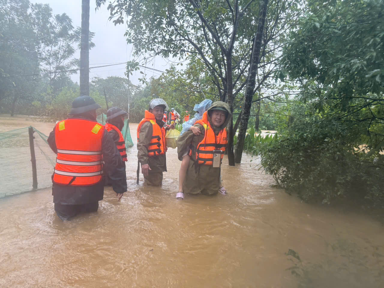 gen-h-công an xã hưng lộc di dời bà con ở vùng nước sâu đến nơi an toàn.jpg