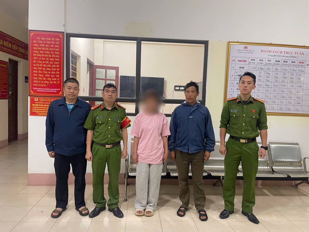 Công an xã Bắc Hà bàn giao em cho gia đình và nhà trường tiếp tục quản lý, chăm sóc.jpg