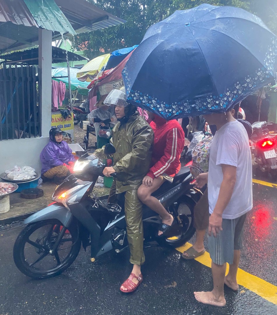 anh 1 Công an phường Hóa Châu hỗ trợ bệnh nhân đi chạy thận.jpg