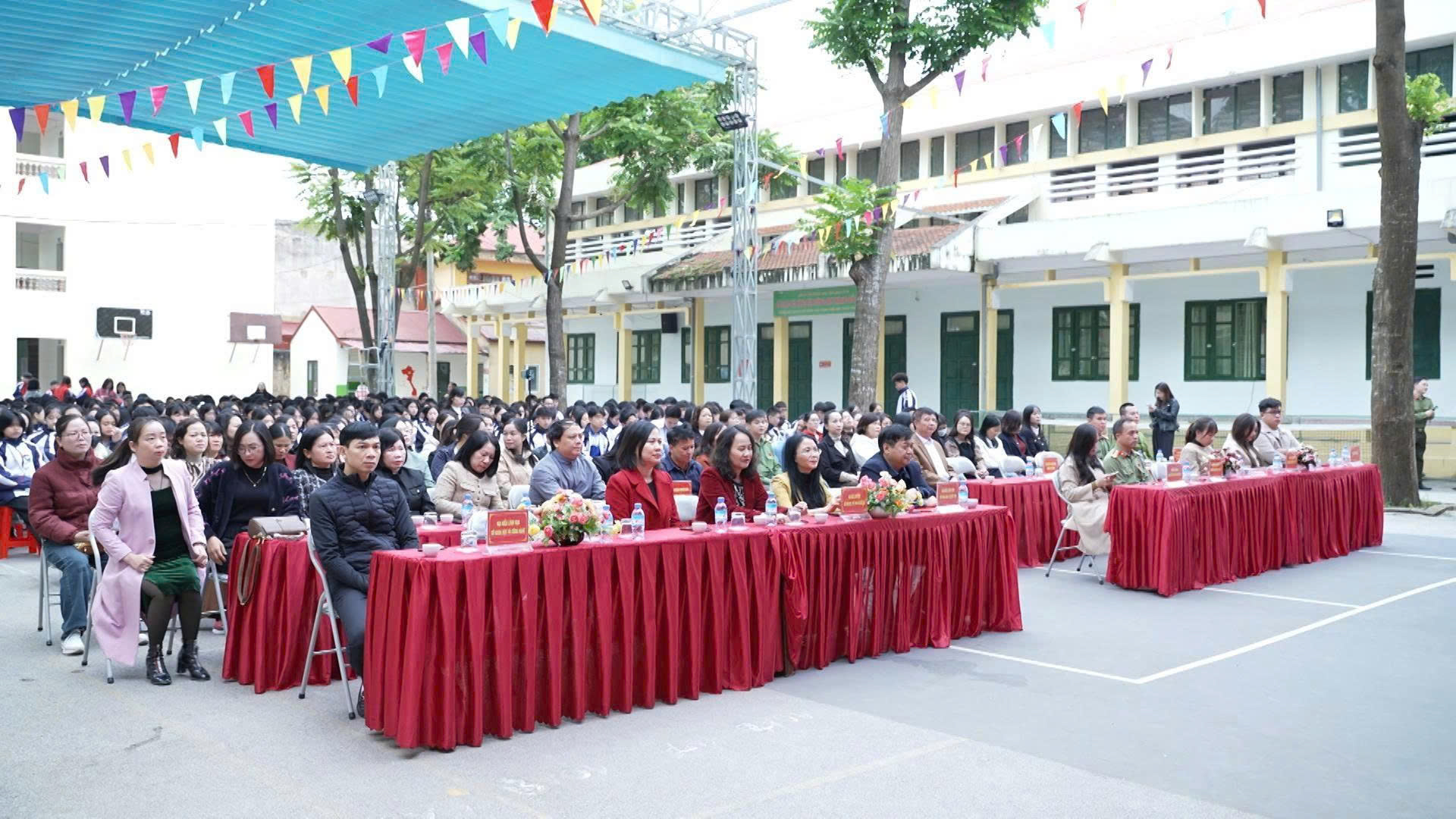 Ảnh 1. Các đại biểu tham dự tại điểm cầu Trường THPT Việt Bắc.jpg