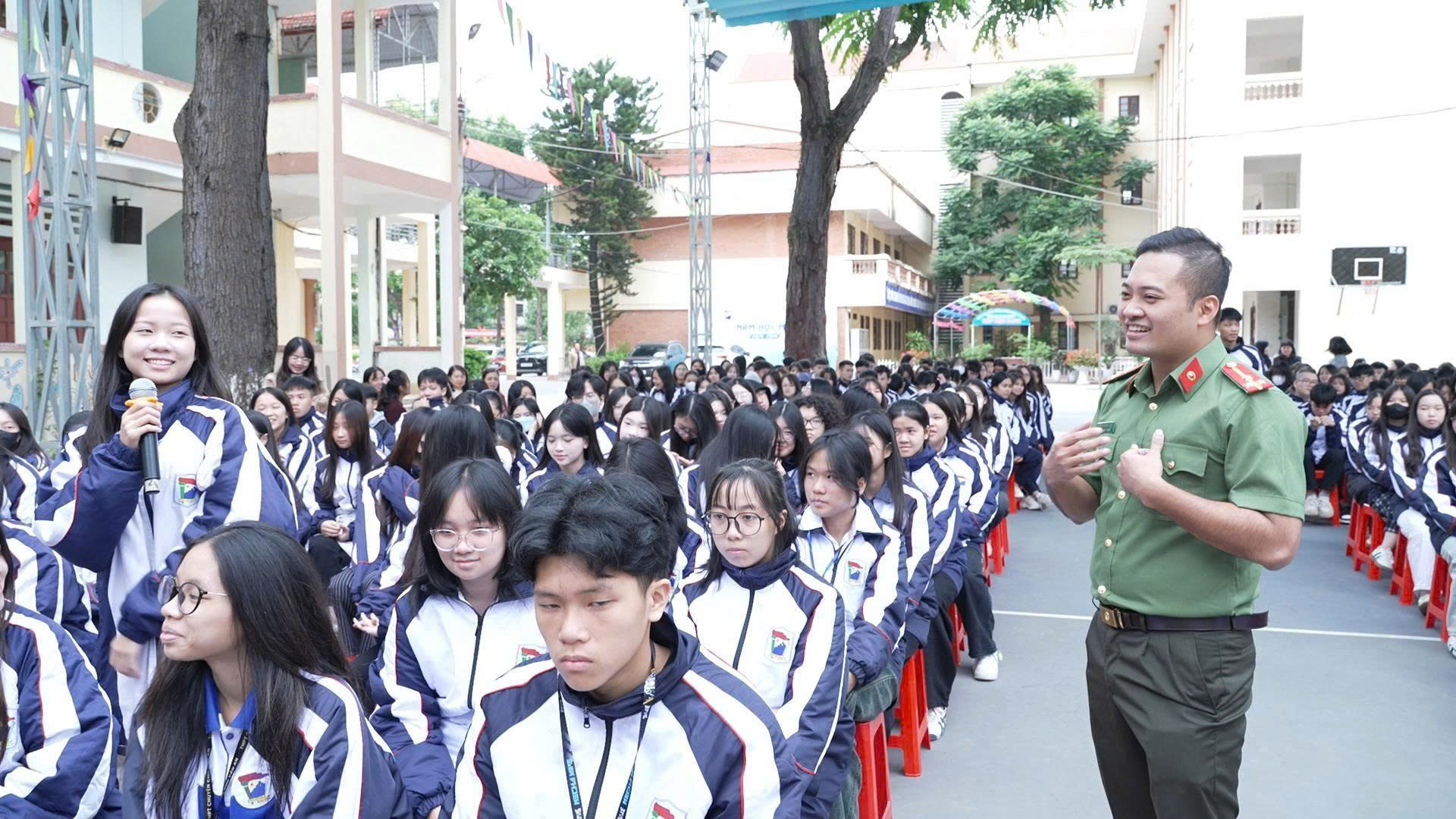 Ảnh 5. Học sinh Trường THPT Việt Bắc sôi nổi tham gia giao lưu, trả lời câu hỏi về kỹ năng an toàn, an ninh mạng..jpg