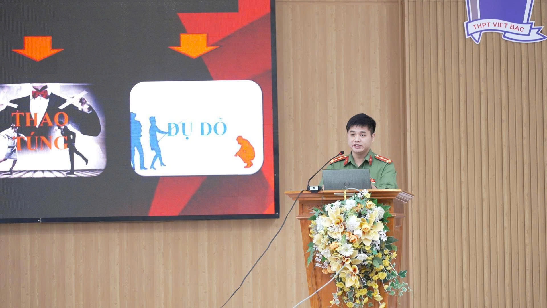 Ảnh 3. Cán bộ Phòng An ninh mạng và Phòng chống tội phạm sử dụng công nghệ cao, Công an tỉnh tuyên truyền về phương thức, thủ đoạn của các đối tượng lừa đảo trên không gian mạng.jpg