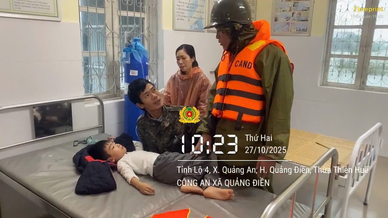 anh 1 Công an xã Quảng Điền hỗ trợ bệnh nhân đến trạm y tế xã.jpg