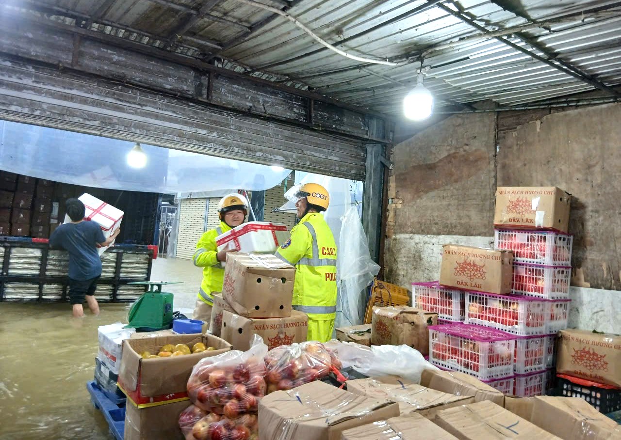 anh 3 Cảnh sát giao thông bốc xếp hàng hóa vận chuyển đến nơi an toàn.jpg