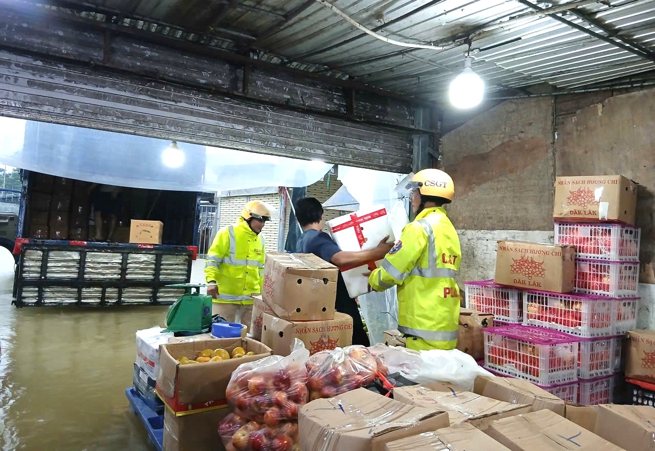 anh 2 Cảnh sat giao thông bốc xếp hàng hóa.jpg