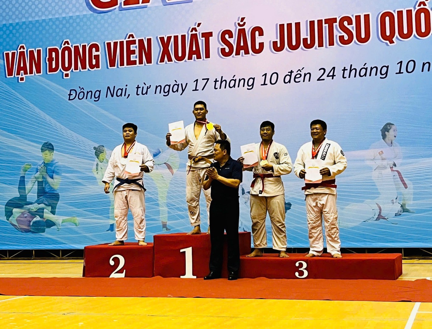 8c40e7d5-1d6e-4d78-8e4b-2d5d07bdc829.jpg