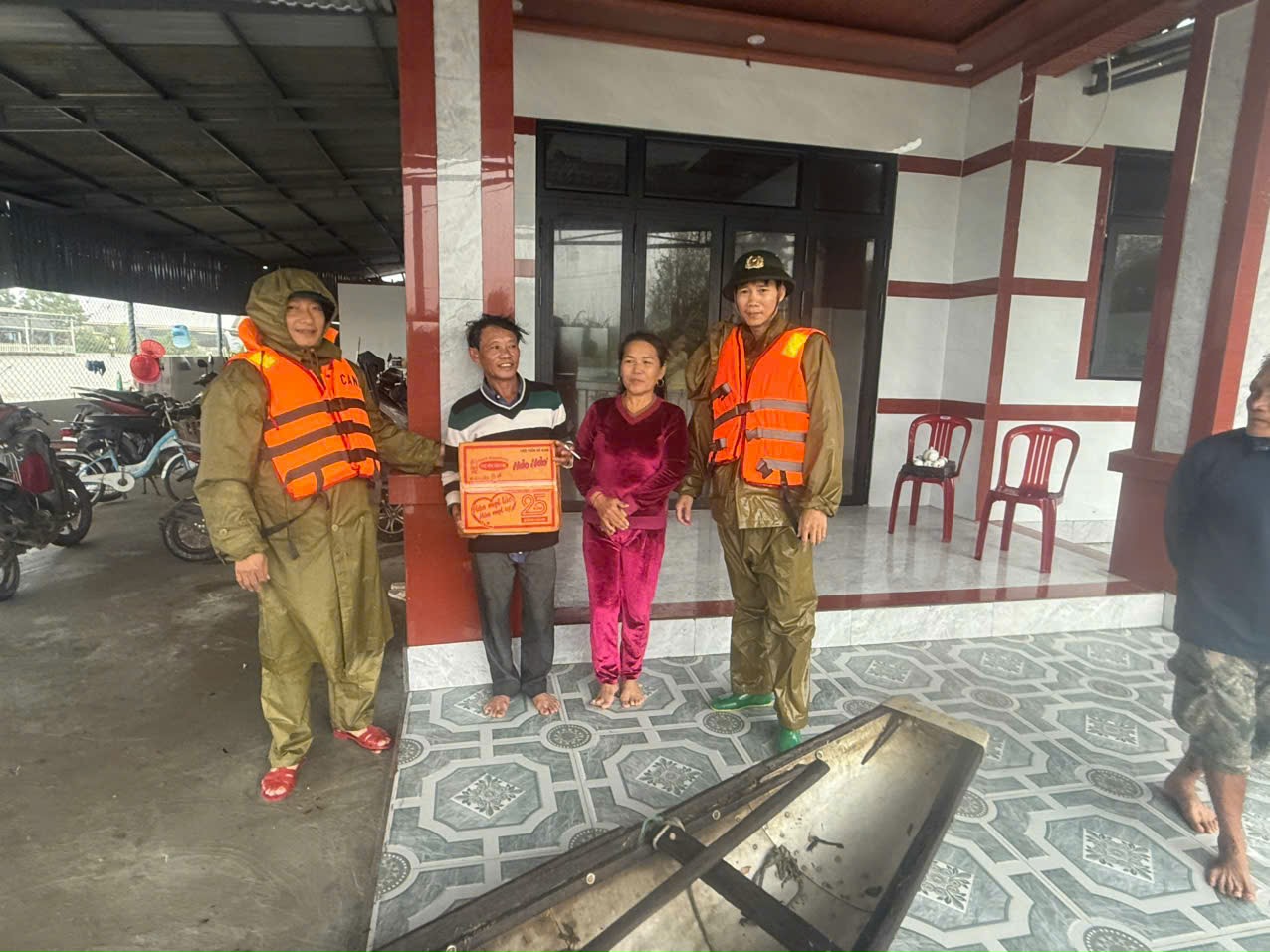 anh 1 Công an xã Phú Vang hỗ trợ bà con vùng thấp trũng.jpg