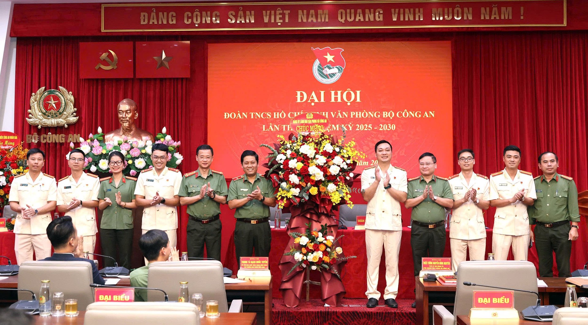 Lãnh đạo tặng hoa.jpg