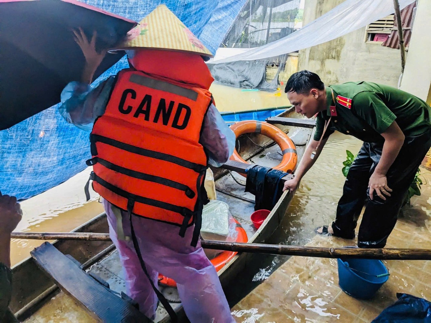 Đưa mẹ con sản phụ lên ghe vào.jpg