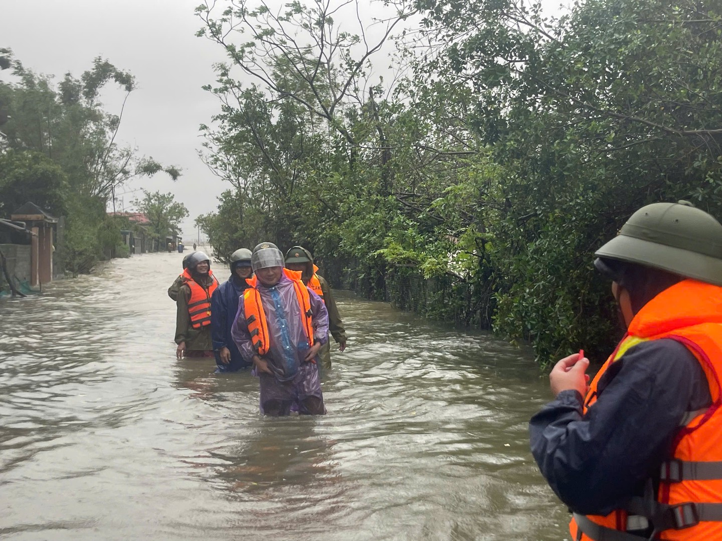 Lực lượng Công an tiếp cận các địa điểm ngập để hỗ trợ người dân.jpg