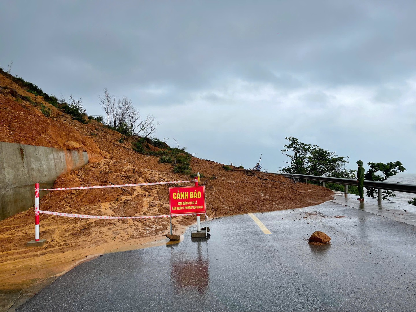 Lực lượng Chức năng cắm biển báo cấm qua lại ở tuyến đường sạt lở.jpg