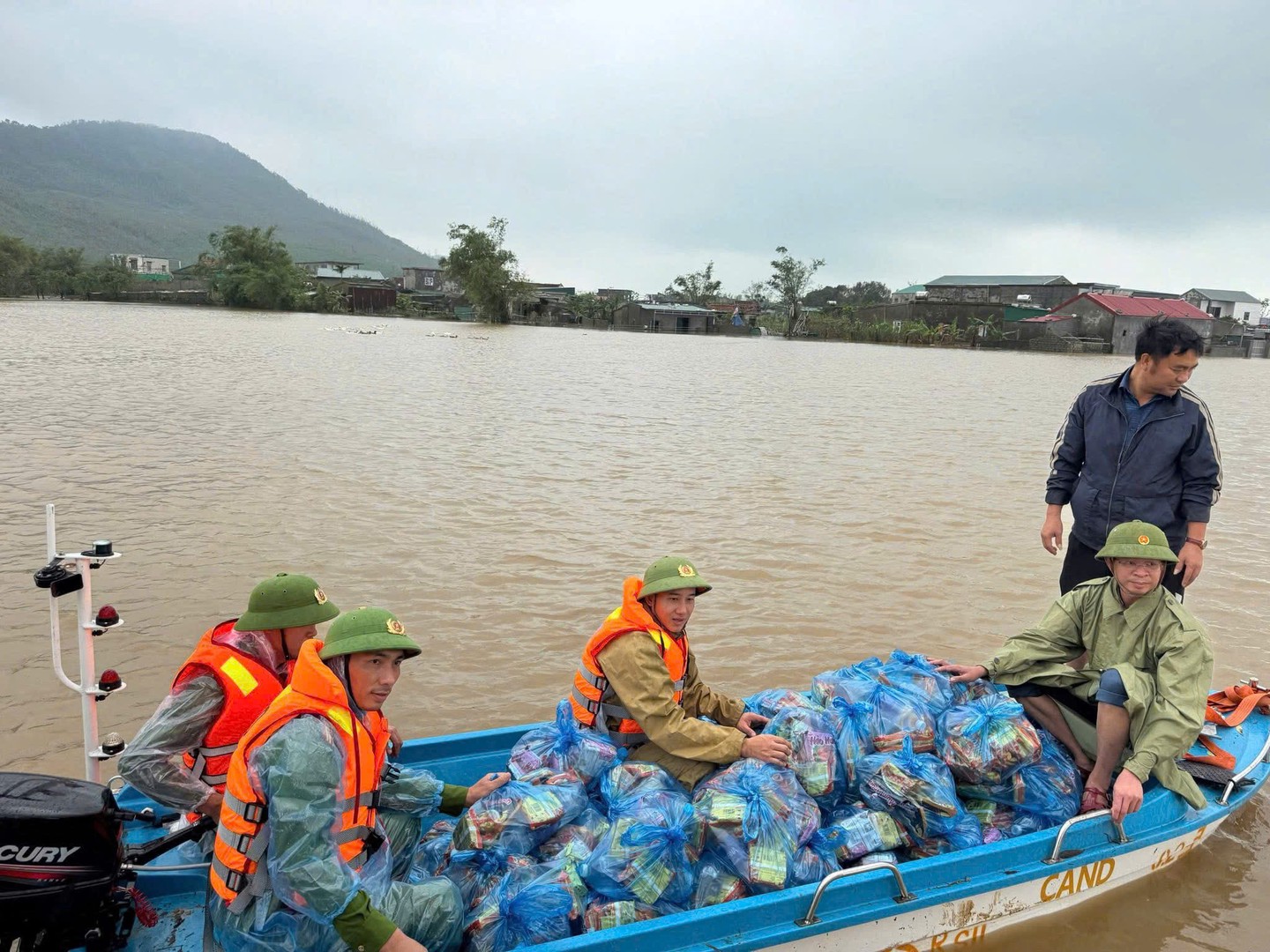 Vận chuyển nhu yếu phẩm cho người dân ở vùng ngập lũ.jpg