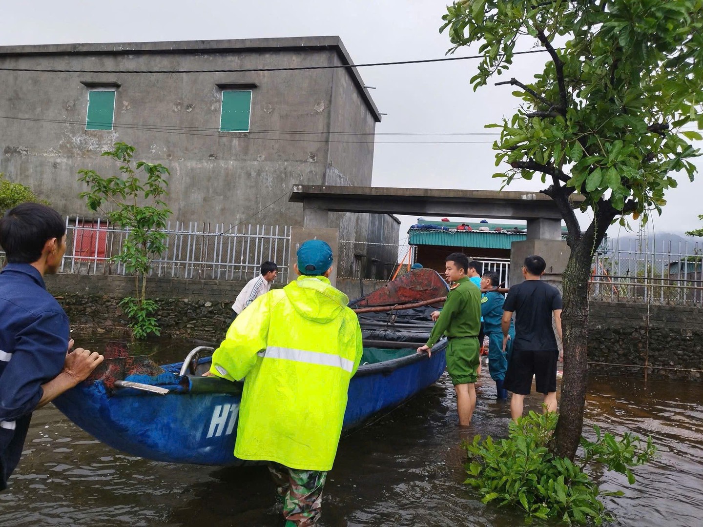 Tiếp cận nhà dân di dời người và tài sản đến nơi an toàn.jpg
