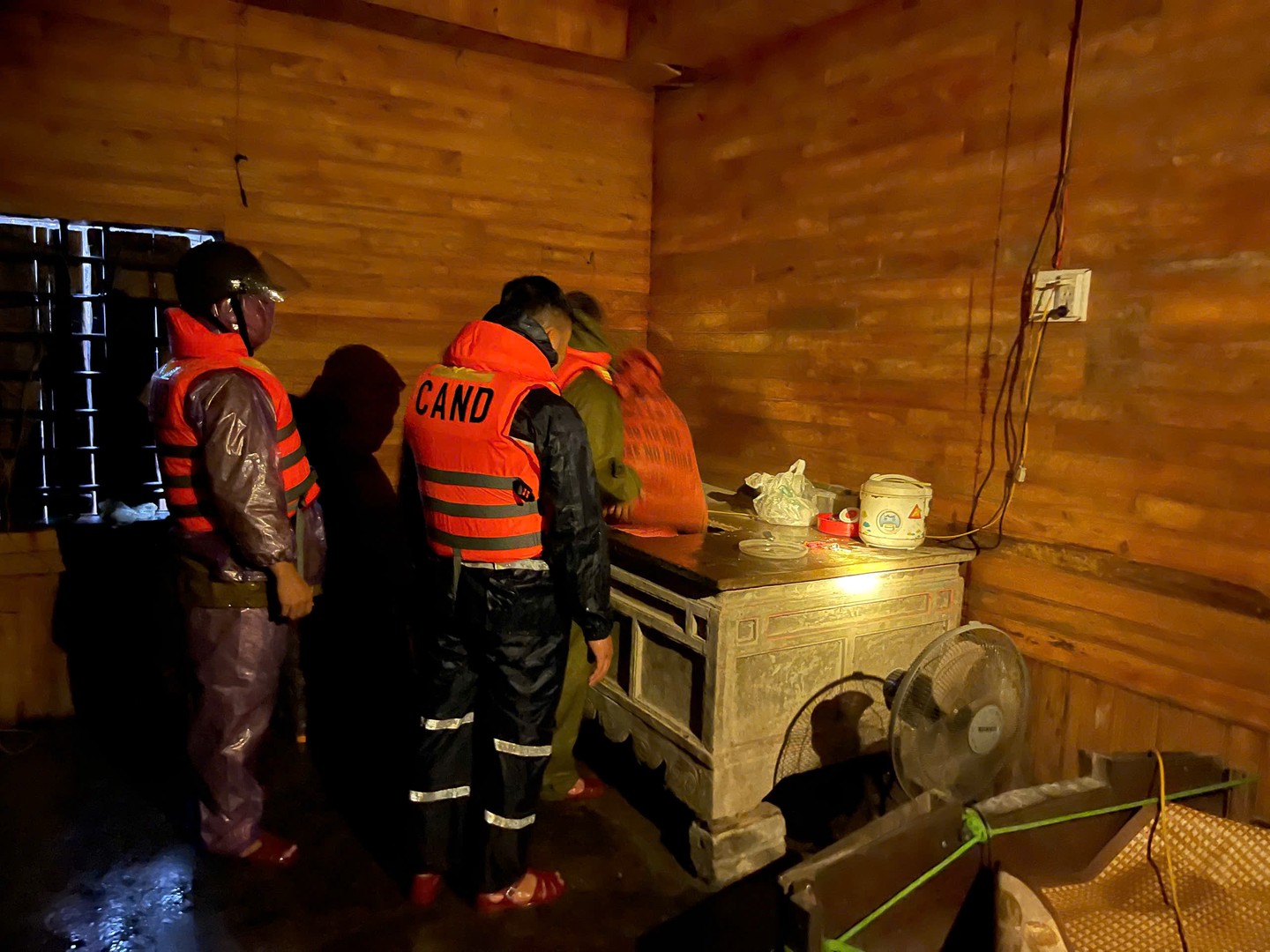 Lực lượng Công an giúp dân di dời tài sản.jpg