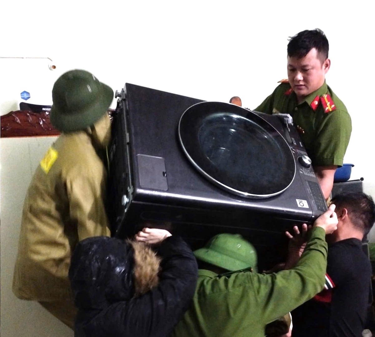 Lực lượng Công an giúp dân di dời tài sản (2).jpg