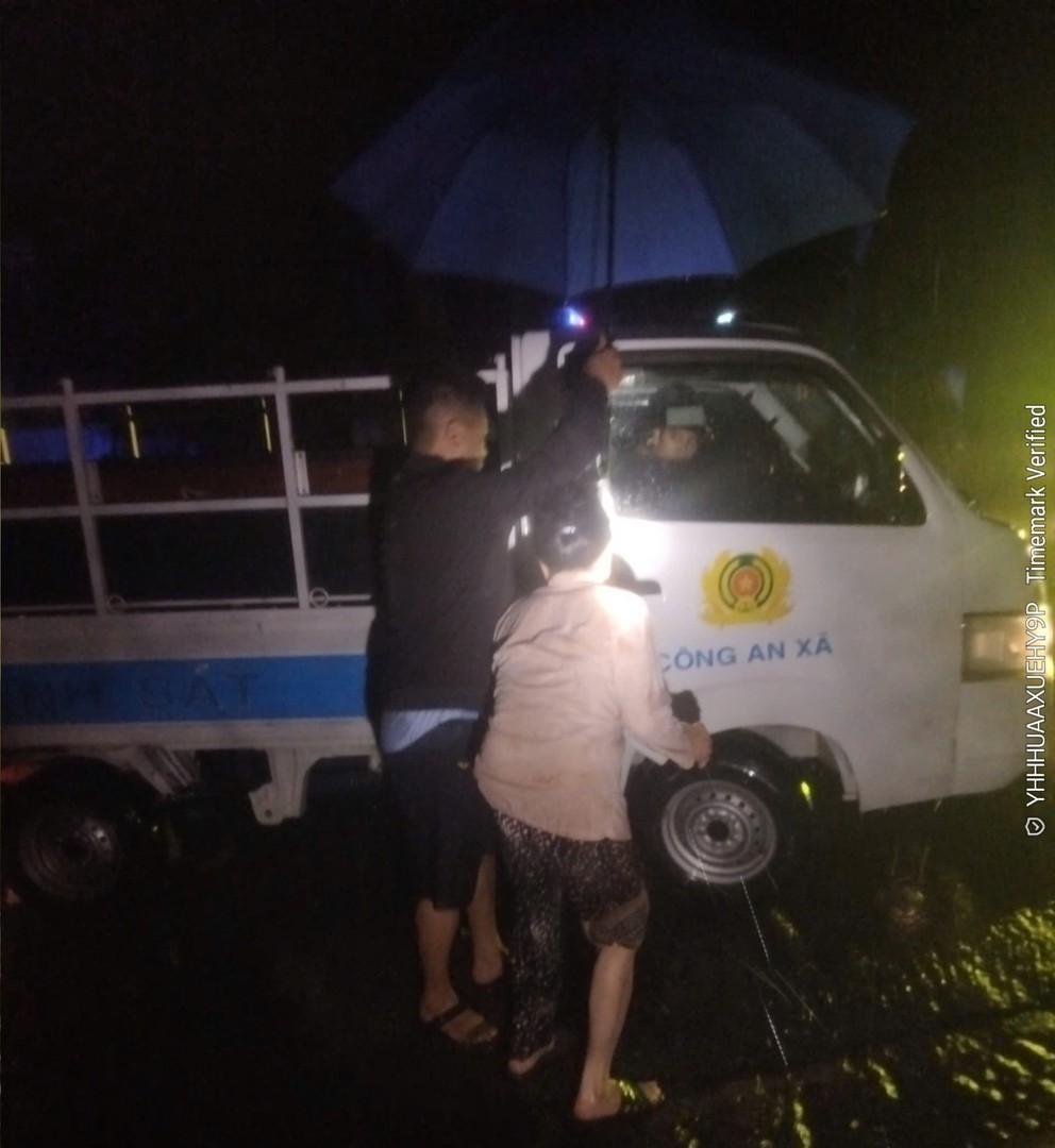 Công an xã dùng phương tiện di dời tài sản đến nơi an toàn.jpg