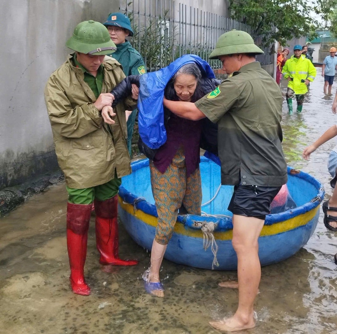 Lực lượng Công an hỗ trợ người dân đến nơi an toàn.jpg