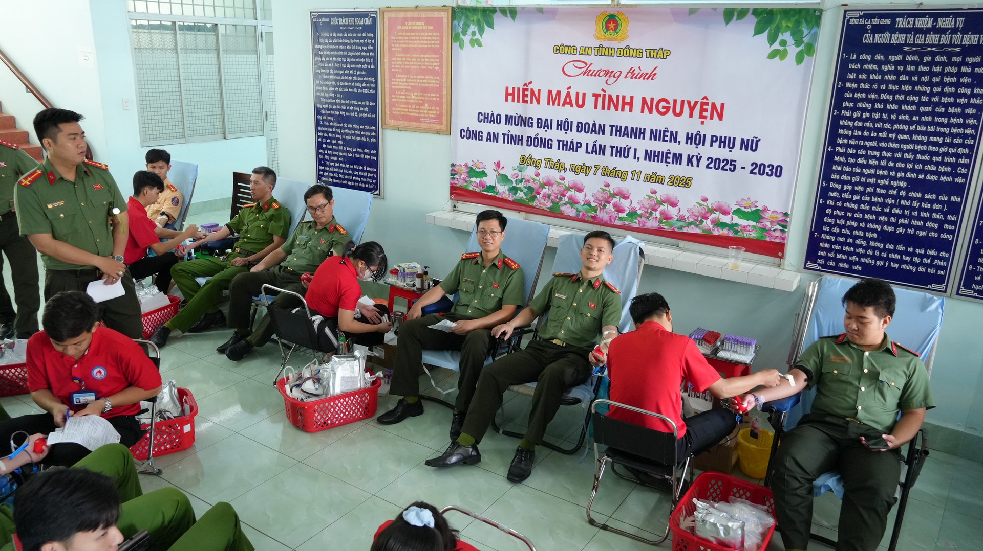 1. Cán bộ, chiến sĩ Công an tỉnh Đồng Tháp tham gia hiến máu tình nguyện. Ảnh Trọng Tín.JPG