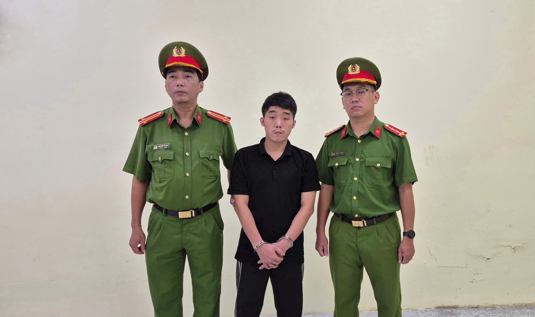 Ảnh 1 - tống đạt QĐ và lệnh.jpg