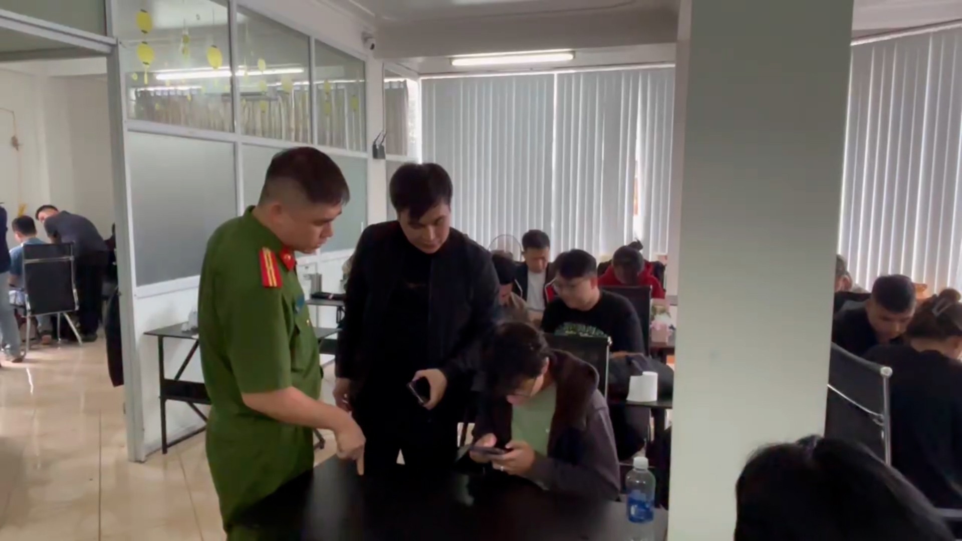 Ảnh 1. Hiện trường bên trong tòa nhà nơi các đối tượng tổ chức hoạt động cho vay lãi nặng qua ứng dụng, bị lực lượng Công an phát hiện, bắt giữ. (1).jpg