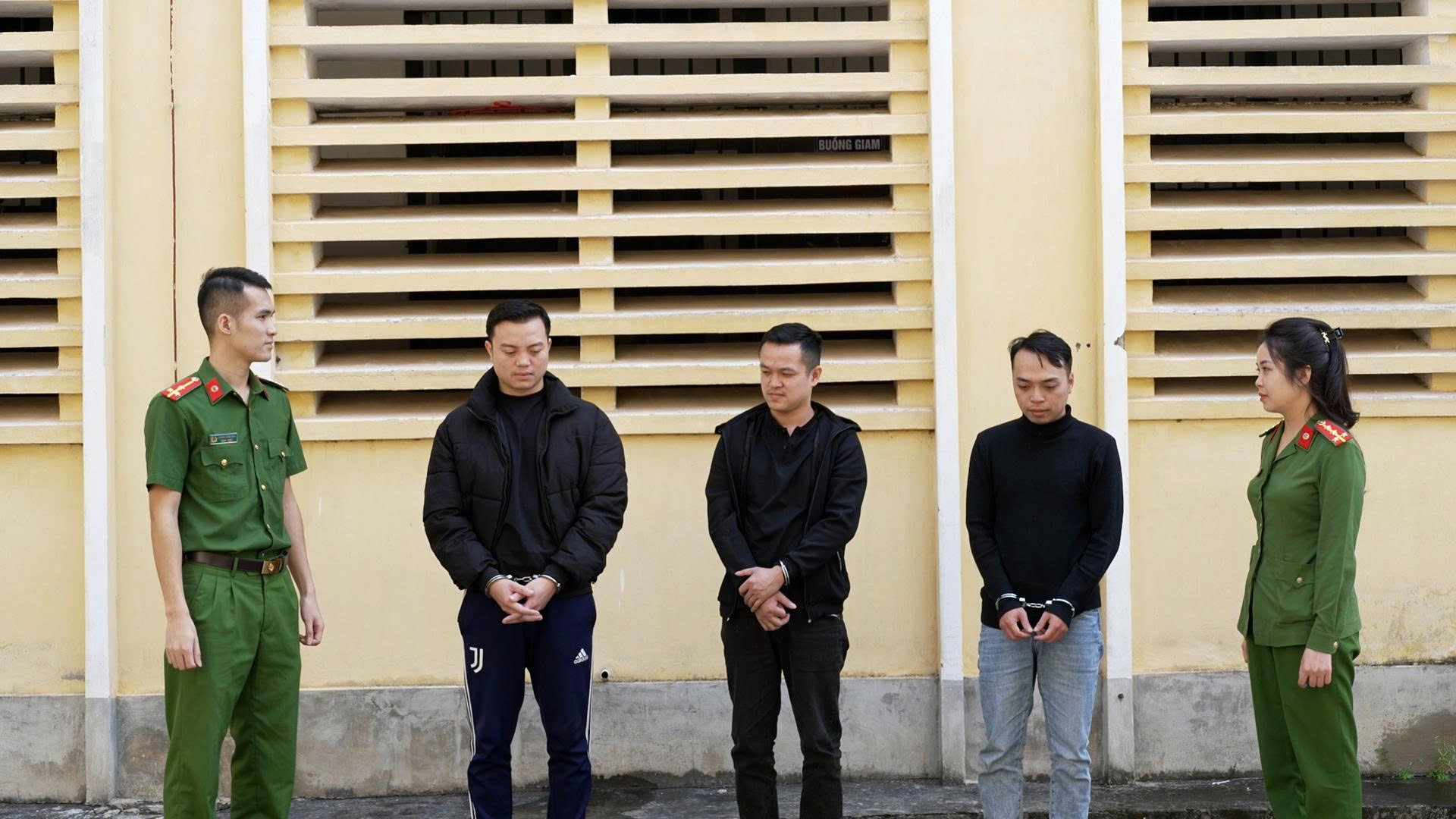 Ảnh 3. Các đối tượng Kiên, An và Ngải (áo đen, từ trái qua phải) bị cơ quan điều tra khởi tố, bắt tạm giam về hành vi cho vay lãi nặng trong giao dịch dân sự. (1).png