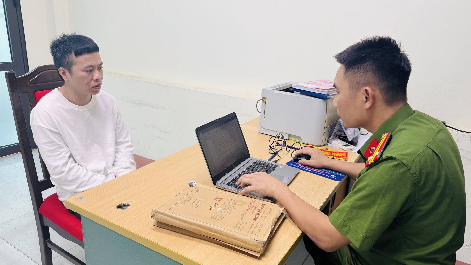 Ảnh 2- Cơ quan Cảnh sát điều tra lấy lời khai đối tượng (1).jpg