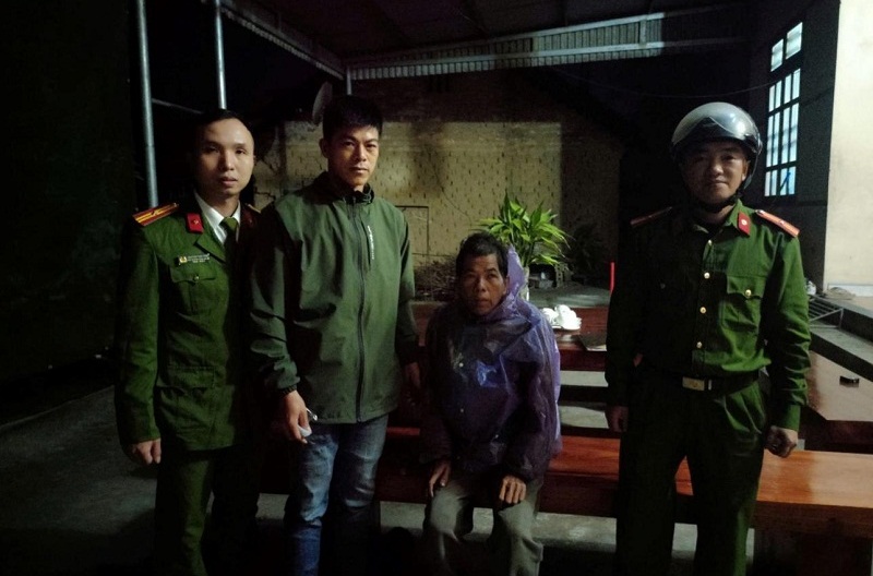 Ảnh 1_Công an xã Chiến Thắng đưa ông Linh Văn Bằng về với gia đình (mặc áo mưa).jpg