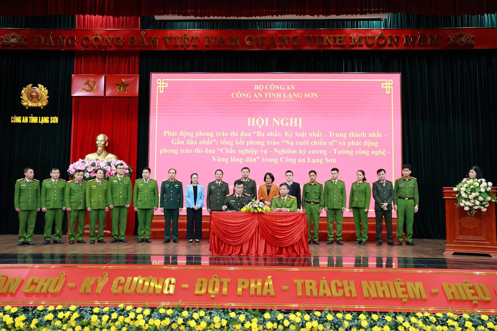 Ảnh 4. Đại diện các Cụm thi đua ký kết thực hiện phong trào thi đua Ba Nhất và phong trào thi đua Chắc nghiệp vụ - Nghiêm kỷ cương - Tường công nghệ - Vững lòng dân trong toàn lực lượng.jpg