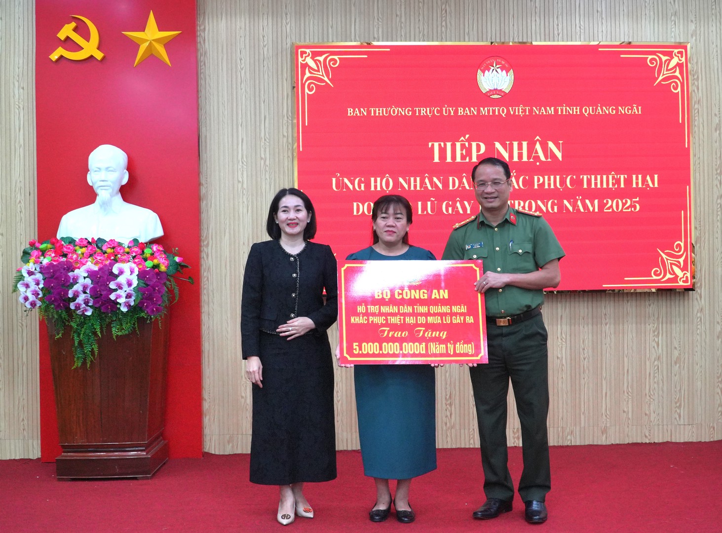 Giám đốc trao tiền hỗ trợ bão bộ Công an - Copy.JPG