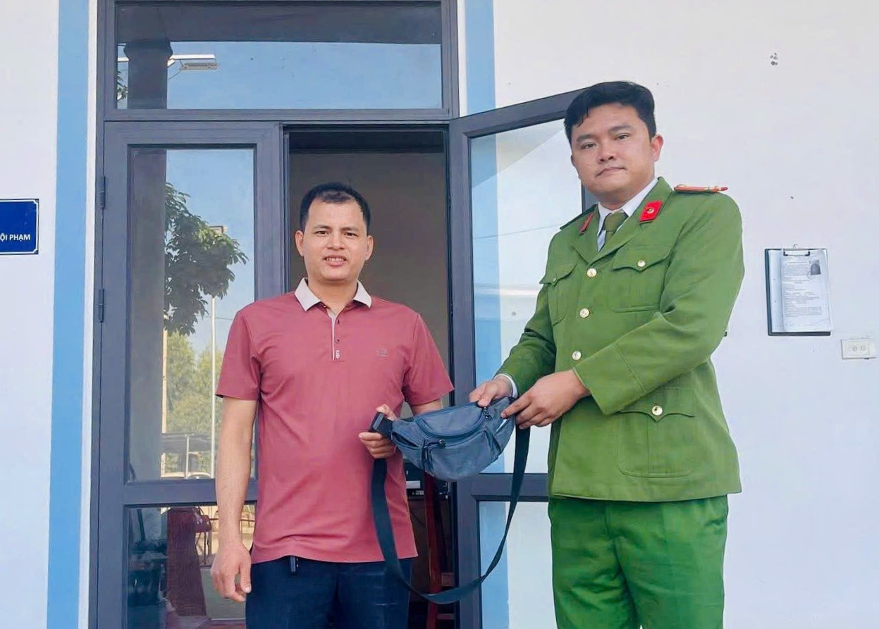 1. anh Nguyễn Đình Văn nhặt được tài sản bị đánh rơi đã mang đến cơ quan Công an xã Yên Thành trình báo để tìm người bị mất (1).jpg