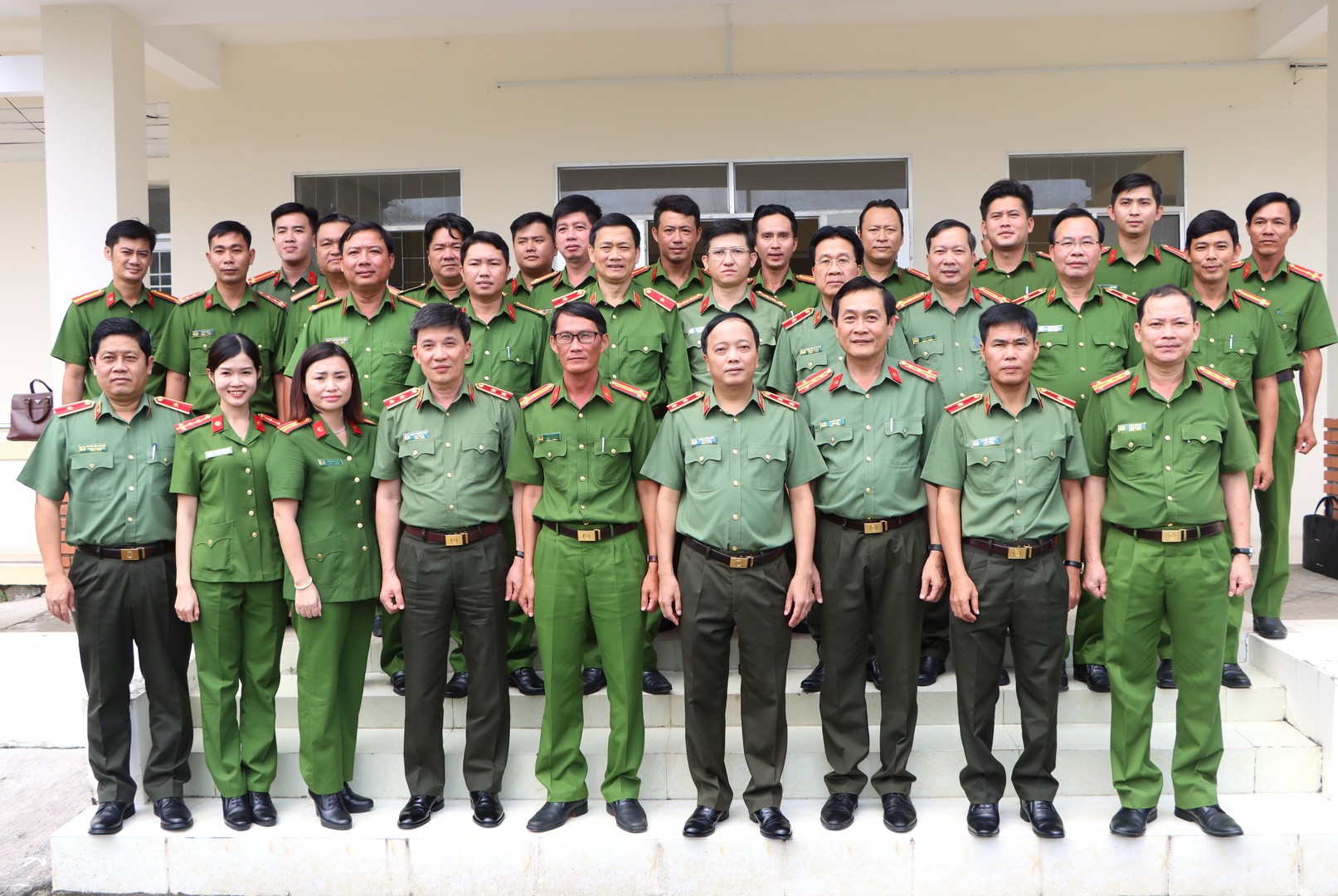 Thứ trưởng Đặng Hồng Đức và Đoàn kiểm tra số 7 Bộ Công an chụp ảnh lưu niệm  cùng cán bộ, chiến sĩ Công an xã Lương Thế Trân.JPG