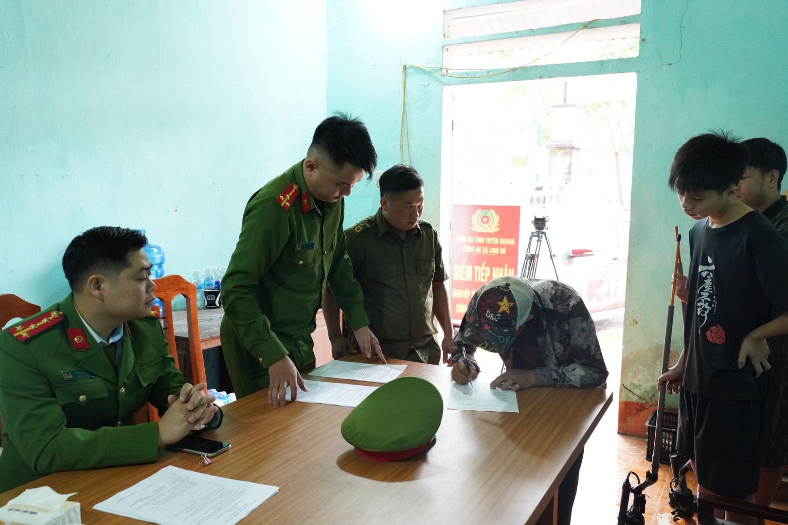 Người dân ký cam kết không tàng trữ, sử dụng VK, VLN, CCHT trái quy định của pháp luật. .JPG