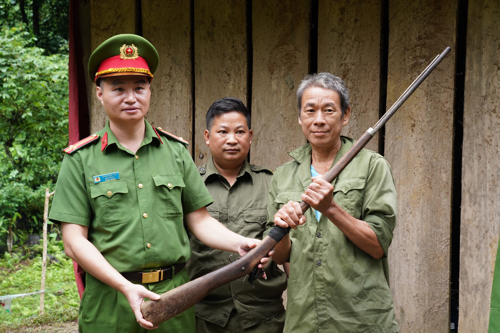 Người dân thôn Lùng Chang, xã Linh Hồ tự nguyện giao nộp vũ khí cho cơ quan chức năng.JPG