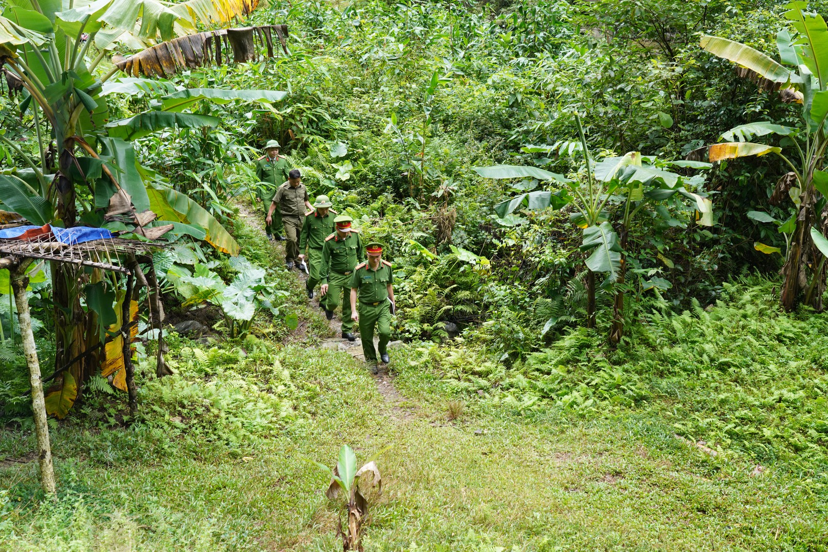 Phòng Cảnh sát QLHC về TTXH, Công an tỉnh phối hợp Công an xã Linh Hồ đến thôn Lùng Chang tuyên truyền, vận động người dân giao nộp VK, VLN (1).JPG