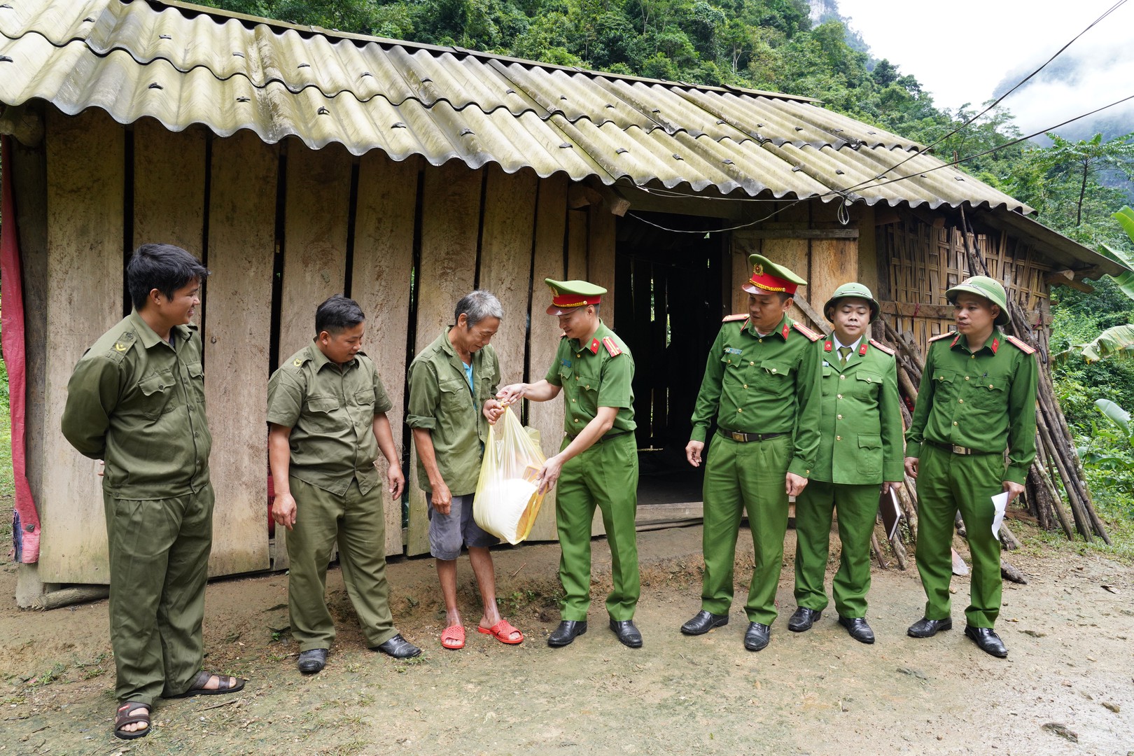Mô hình Đổi súng lấy quà đã phát huy hiệu quả trong thời gian qua.JPG
