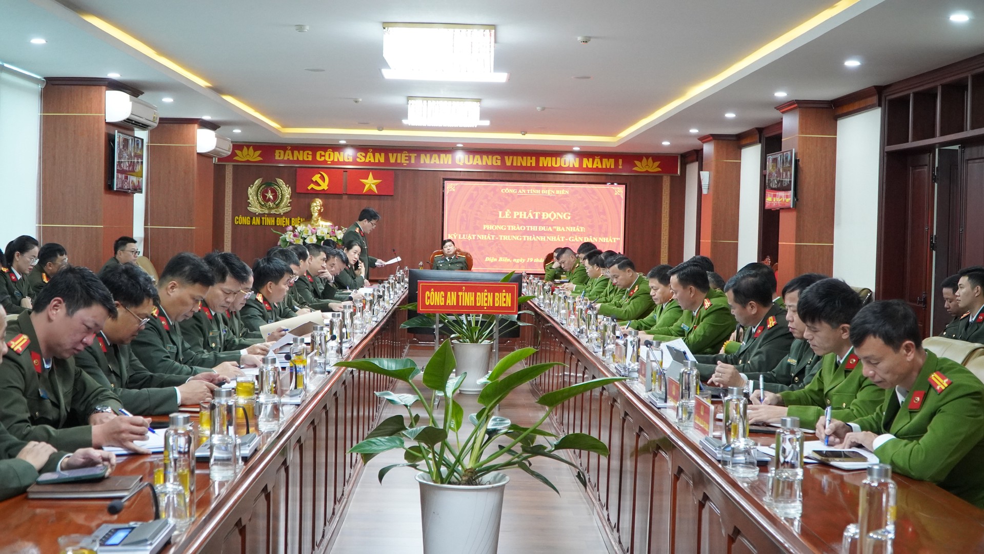 Các đại biểu dự hội nghị.JPG