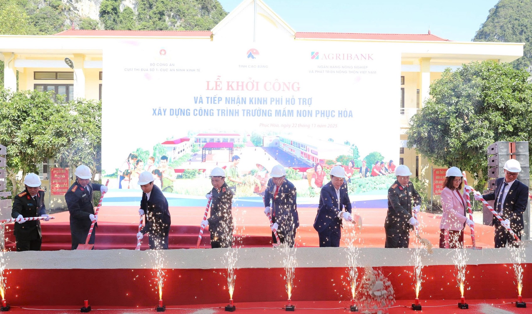 Các đại biểu thực hiện nghi thức khởi công xây dựng Trường Mầm non Phục Hòa, xã Phục Hòa.jpg