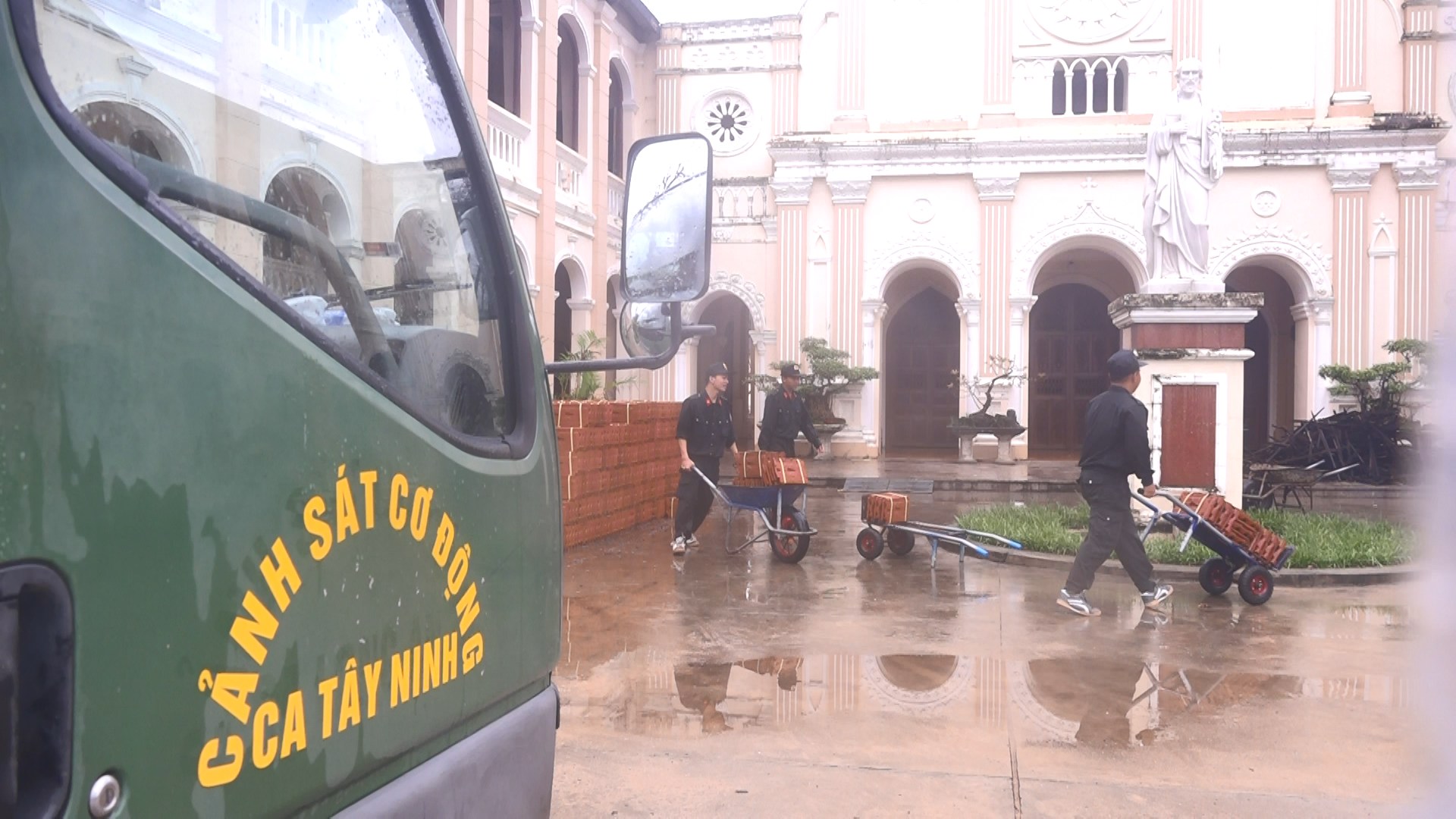 Cảnh sát cơ động công an tỉnh Tây Ninh nỗ lực khắc phục hậu quả mưa lũ trên địa bàn xã Tuy Phước (1).jpg