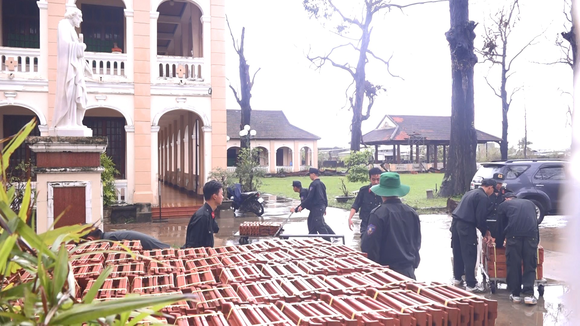 Cảnh sát cơ động công an tỉnh Tây Ninh nỗ lực khắc phục hậu quả mưa lũ trên địa bàn xã Tuy Phước.... (1).jpg