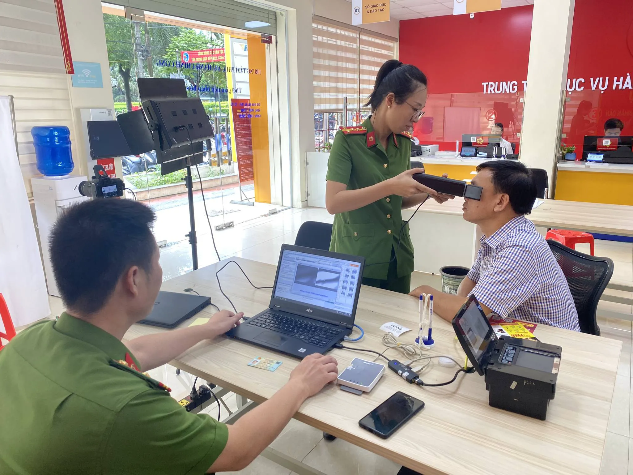 Công an tỉnh Cao Bằng thu nhận sinh trắc học mống mắt cho công dân đến làm thẻ căn cước mới.jpg