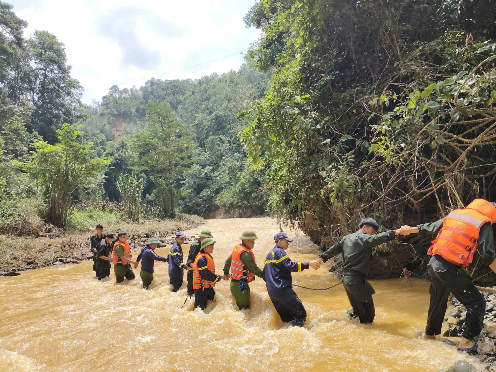 Công an tỉnh Cao Bằng huy động lực lượng, phương tiện tìm kiếm nạn nhân trong vụ sạt lở tại xã Ca Thành, huyện Nguyên Bình, tỉnh Cao Bằng, tháng 9-2024..jpg